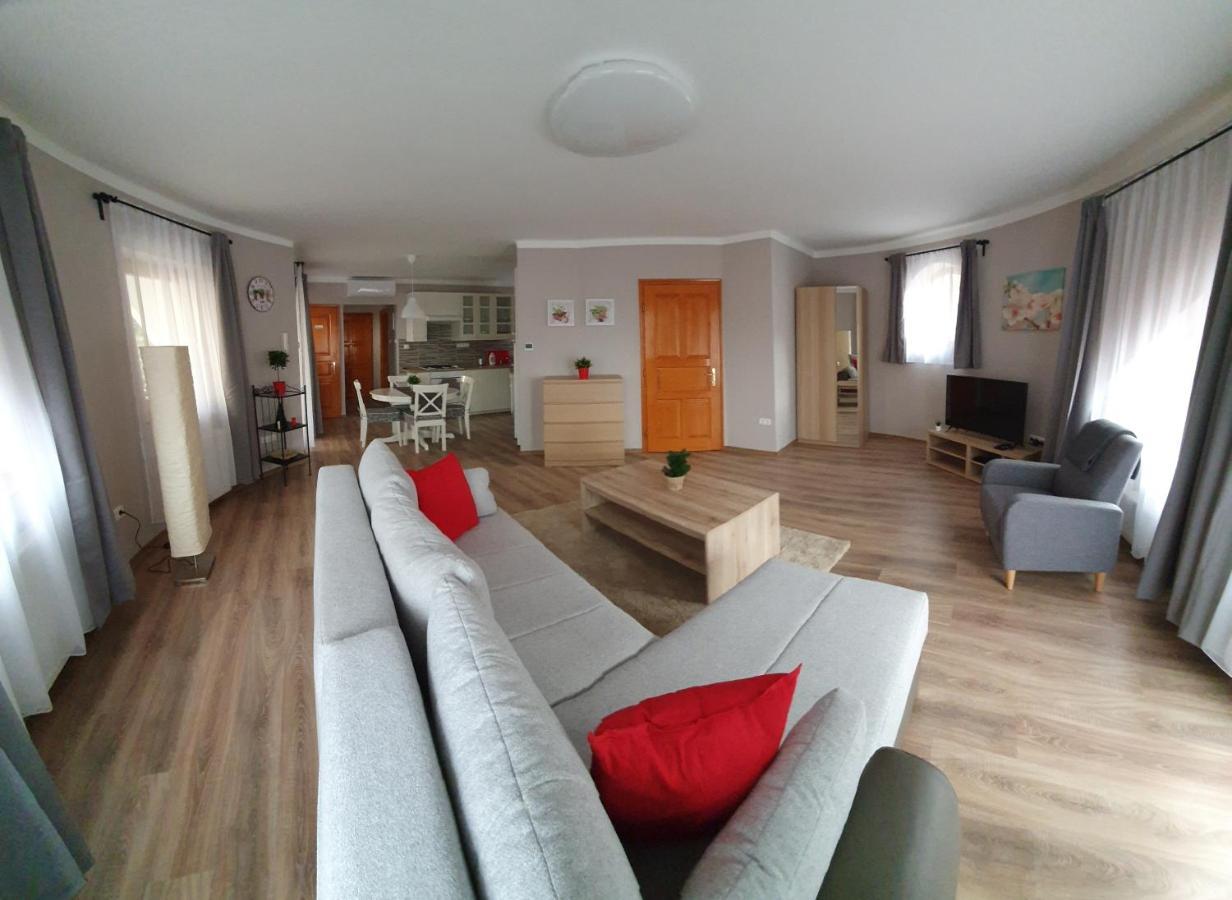 Pannonia Apartman เอสแตร์กอม ภายนอก รูปภาพ