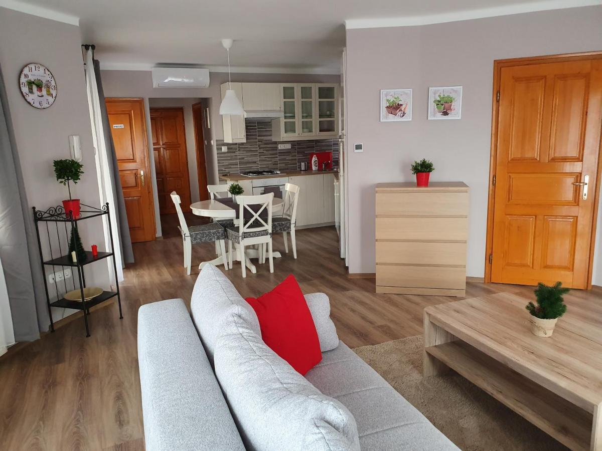 Pannonia Apartman เอสแตร์กอม ภายนอก รูปภาพ