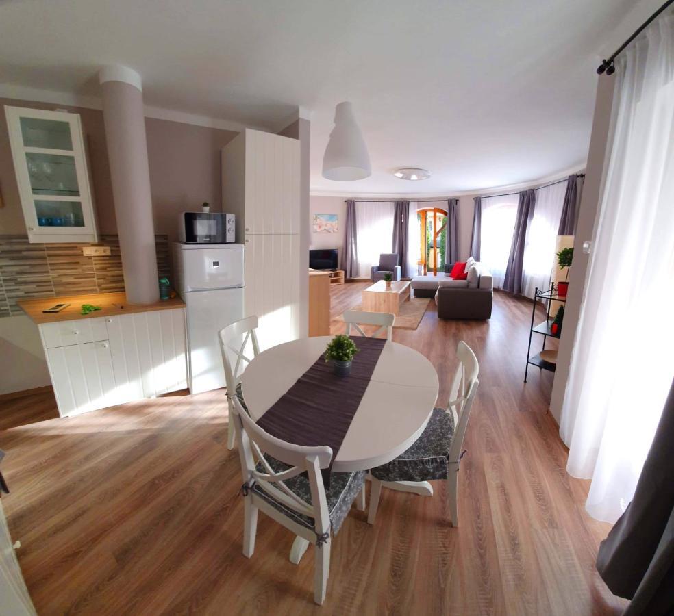 Pannonia Apartman เอสแตร์กอม ภายนอก รูปภาพ