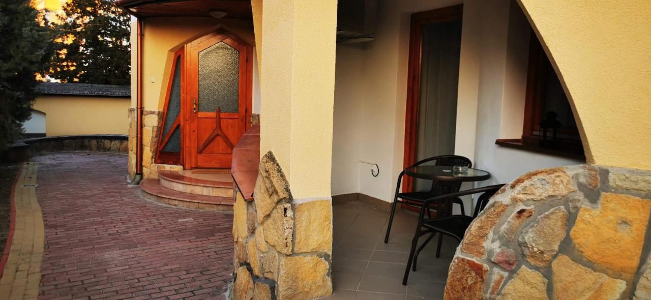 Pannonia Apartman เอสแตร์กอม ภายนอก รูปภาพ