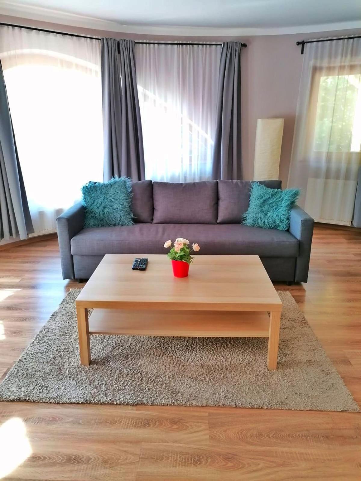 Pannonia Apartman เอสแตร์กอม ภายนอก รูปภาพ